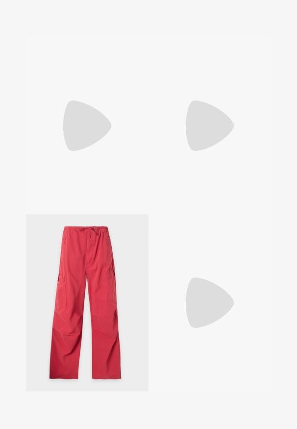 Rotes kurzärmeliges Oberteil mit einem schulterfreien Design, das weiße Punkte aufweist. Hergestellt aus glattem Stoff mit figurschmeichelnder Passform.; Rote locker sitzende Cargohosen mit Kordelzugbund und Seitentaschen, auf weißem Hintergrund dargestellt.; Bordeauxroter Slingback-Pumps aus Lackleder mit spitz zulaufender Vorderkappe, dünnem Knöchelriemen und kleiner dekorativer Schnalle. Glatte Textur und hoher Absatz.; Schwarze Lederhandtasche in rechteckiger Form, mit einem stabilen Griff, silbernem Zubehör und Reißverschluss. Glatte Textur.