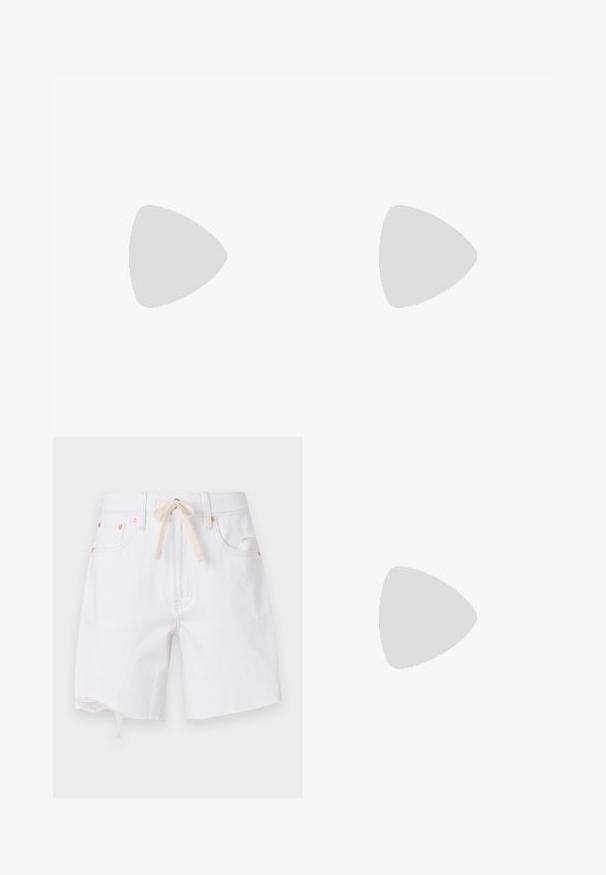 T-shirt en coton rose clair avec col rond, manches courtes et petit logo sur la poitrine. Texture lisse, design décontracté.; Shorts en denim blanc avec ourlet brut, en matière mélangée coton, et cordon de serrage beige. Comprend des accessoires couleur cuivre et des poches latérales.; Baskets couleur crème avec une semelle extérieure en caoutchouc beige texturée, un design à lacets et un marquage subtil sur le côté. Tige en cuir lisse.; Sac à main crème en forme de croissant avec poignée courte brillante dorée et bandoulière longue assortie sur un fond clair uni.