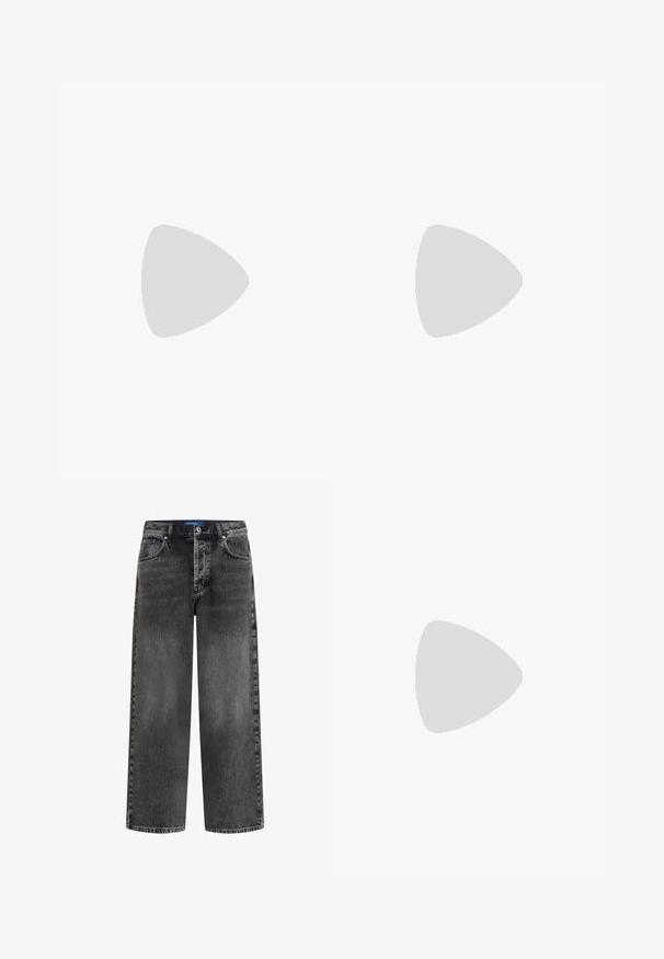 Sort t-shirt med korte ærmer, der har et centreret hvidt rektangulært tryk af Eiffeltårnet og en underskrift nedenfor.; Sortvasket denim jeans med lige ben, forreste knap og fem-lomme design, mærket Karl Lagerfeld på indvendigt taljebånd.; Hvide lædersneakers med et klassisk lavtop-design, flad sål og subtilt brandlogo på hælen. Har fem metaløjer til snørebånd.; Sort crossbody taske med lynlåslomme foran og justerbar rem med teksten "KARL LAGERFELD JEANS" i hvide bogstaver.