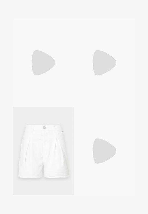 Witte katoenen T-shirt met korte mouwen en een vierkante zak versierd met zilveren studs aan de linkerkant. Ontspannen pasvorm en eenvoudig ontwerp.; Witte short van stof met voorplooien, twee zijzakken en een decoratieve knoop aan de taille. Gladde textuur, casual ontwerp.; Beige plateauzandalen met dikke blokhak, open teen en enkelbandje met metalen gesp op witte achtergrond.; Witte handtas met een korte schouderband, gestructureerde oppervlakte, meerdere ritszakken en accenten in goudkleurige hardware. Compact en modern ontwerp.