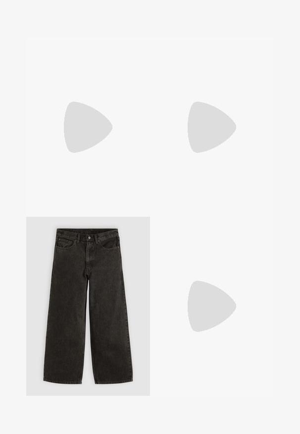 Schwarzes langärmeliges T-Shirt aus glattem Stoff. Verfügt über einen Rundhalsausschnitt, einen lockeren Schnitt und keine sichtbaren Muster oder Verzierungen.; Schwarze Jeans mit weitem Bein, Vorderknopf und Reißverschluss, Gürtelschlaufen und fünf Taschen, flach auf weißem Hintergrund ausgelegt.; Schwarzer Lederloafer mit niedrigem Absatz, der über einem beigen Teppich schwebt, neben einem glänzenden bernsteinfarbenen Tisch in einem minimalistischen Raum.; Schwarzer Ledergürtel, aufgerollt mit silberner rechteckiger Metallschnalle auf einfachem hellem Hintergrund.
