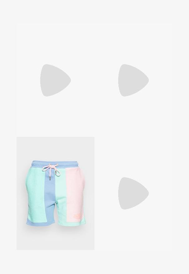 Hvid kortærmet top med en crossover V-udskæring, lavet af et glat stof. Har en tætsiddende silhuet og en ren kant.; Farverige sportsst shorts med strukturerede paneler i mintgrøn, pastelpink og blå. Elastisk talje med snøre og logo-detail.; Hvid højt canvas sneaksko med hvide snørebånd, metaløjer, tyk gummisål og tekstureret tåhætte, vendt mod venstre på en hvid baggrund.; Lyserøde transparente solbriller med ovale linser, mørkerød toning og slanke stænger, der har en glat overflade og diskret detaljering på rammen.
