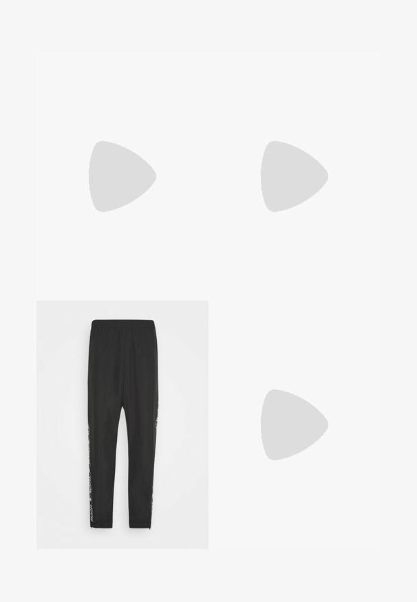 Rode katoenen t-shirt met een ronde hals, korte mouwen en een klein zwart logo op de linkerborst en mouw. Glad, effen kleurstof.; Zwarte sportieve broek met een elastische tailleband, taps toelopende pijpen en contrasterende zijstrepen met een grafisch ontwerp. Glad textuur, lichtgewicht stof.; Witte leren sneaker met een gestructureerde zwarte Swoosh, platte veters en een rubberen zool met een geribbeld patroon. "AIR" is in de hak geperst.; Zilveren ketting met in elkaar grijpende schakels, een gladde textuur en een uniforme rechthoekige vorm. Veilige sluiting.