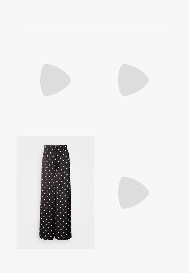Haut blanc sans manches avec encolure à volants plissés double couche et étiquette de marque rouge à l’intérieur du col.; Pantalons larges noirs dotés d'une ceinture, fabriqués en tissu lisse avec un motif à pois blancs.; Mules en daim noir avec un bout pointu et un petit talon. Caractéristiques d'une texture lisse et d'un dos ouvert pour un enfilage facile. Design simple sans motifs.; Sac à bandoulière blanc Calvin Klein avec longues poignées, forme rectangulaire, fermeture éclair et charm logo décoratif suspendu près de la poignée.