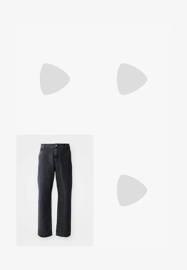 Sort polo skjorte med et geometrisk guld mønster, korte ærmer og en klassisk krave med diskrete stribede detaljer.; Sorte denim jeans med lige snit, med knaplukning, fem lommer og subtil tekstur. Klassisk design uden fremtrædende mønstre.; Mørkebrun læderbådsko med guldøjer og syede detaljer, udstyret med en polstret krave og tanfarvet gummisål for bedre greb.; Mørkebrun lædertaske med flaplukning og justerbar stofrem på hvid baggrund.