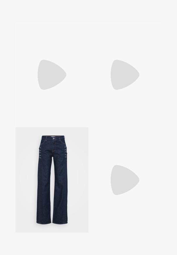Punane lühikeste varrukate ja peplumiga top, millel on vale kaelus ja tihe talje.; Tumedat sinised denim laiade jalgadega teksad, millel on külgedel nööri aktsendid, kontrastne oranž õmblus ja klassikaline viie tasku disain.; Hõbedased metallik balletikingad, millel on terav nina, kolm reguleeritavat rihma ja madal must konts. Sile tekstuur ja minimalistlik disain.; Mustast nahast ümmarguse kujuga käekott, kaunistatud hõbedaste naeladega, lühikese sangaga. Sile tekstuur ja tõmblukuga sulgemine.