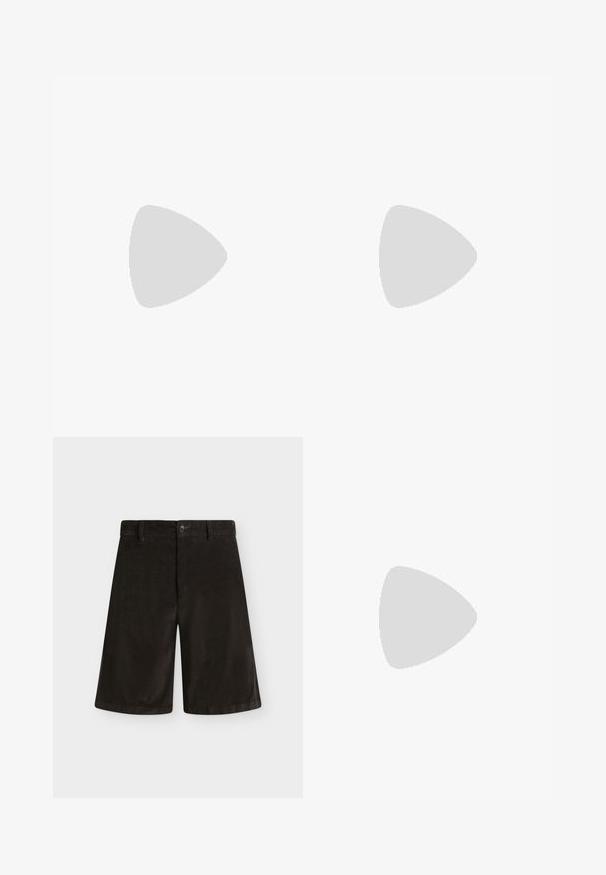Polo tricoté noir à manches courtes avec rayures verticales texturées, ouverture en V et col plat sur un fond gris clair.; Short noir mi-long avec passants de ceinture, fermeture par bouton et devant uni, posé à plat sur fond blanc.; Mocassin en cuir noir avec un détail tissé à l'avant, bout arrondi et petit talon. Texture lisse et design minimaliste.; Sac bandoulière en cuir marron foncé avec fermeture à rabat et sangle en tissu réglable sur fond blanc.