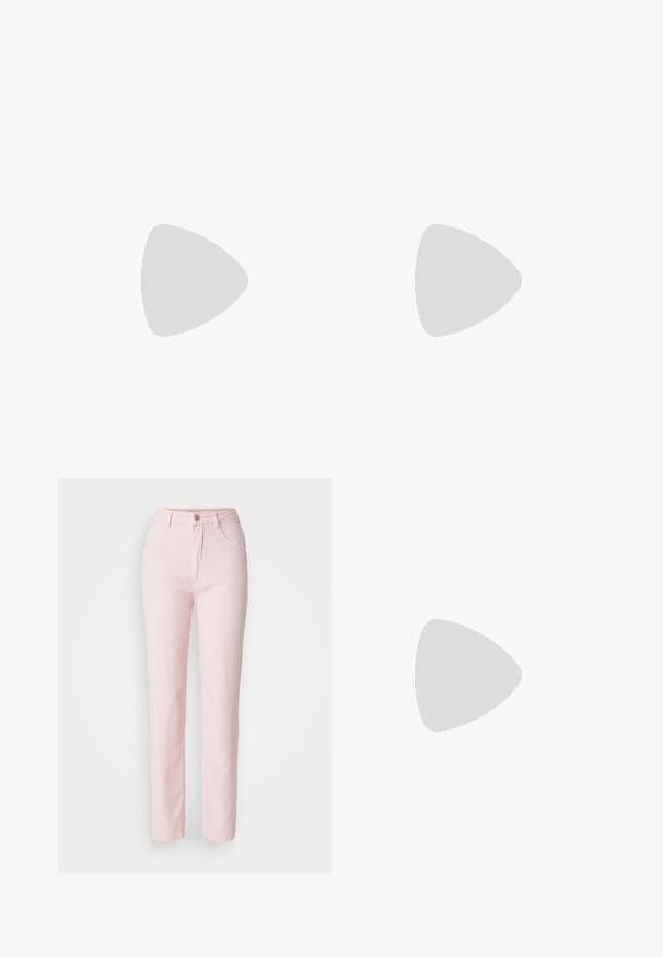 Hvid bomulds-T-shirt med en rød trekantet logo med teksten "GUESS U.S.A." og forskellige datoer. Kortærmet med rund hals.; Lys rosa denim bukser med lige ben, der har fem lommer, knaplukning og subtile syninger.; Sort ruskind slingback pumpe med spids tå og slank høj hæl på hvid baggrund.; Sort glanshandtaske med en buet silhuet, to håndtag og en frontlogo-plakette. Lynlås lukning og skinnende hardware-detaljer.