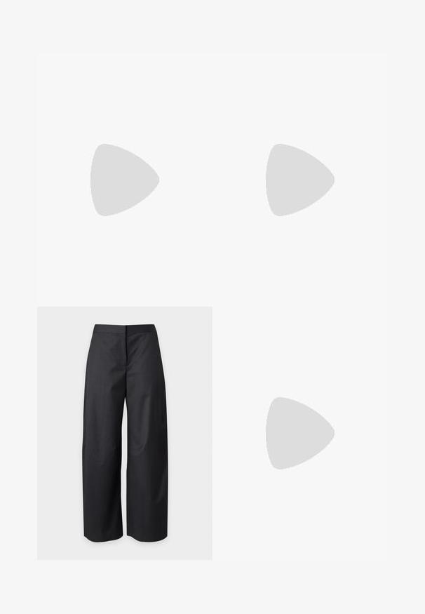 Chemise en maille beige à manches courtes avec col rond, poignets et ourlet côtelés, avec un petit logo crocodile Lacoste brodé sur la poitrine.; Pantalon noir taille haute à jambes larges avec une fermeture avant dissimulée, présenté sur un fond clair uni.; Mules en daim noir avec un bout pointu et un petit talon. Caractéristiques d'une texture lisse et d'un dos ouvert pour un enfilage facile. Design simple sans motifs.; Sac à main tissé beige avec fine bandoulière et petit logo doré "BOSS" à l'avant, présenté sur fond blanc uni.