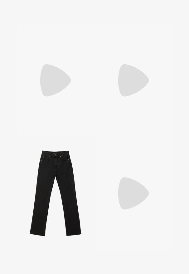 Schwarzes kurzärmliges T-Shirt aus glattem Stoff. Mit Rundhalsausschnitt und einer lockeren Passform sowie einem geraden Saum.; Schwarze Jeans mit geradem Bein, fünf Taschen, Knopfverschluss und Gürtelschlaufen, Größe 38.; Schwarze Leder Slingback-Absätze mit einer spitzen Zehenform, schmalem verstellbarem Riemen und einem etwa 5 cm hohen Stiletto-Absatz, glatte Textur.; Schwarze, glänzende Lederschultertasche mit einem einzelnen Reißverschlussfach und einem dünnen, bogenförmig gebogenen Träger.