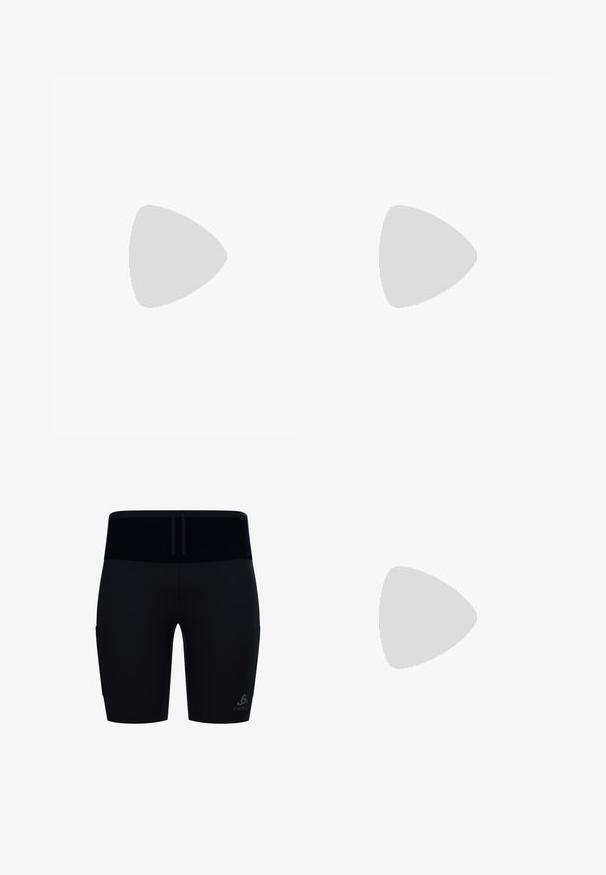 Korte mouwen fietstrui van zwart, glad materiaal. Heeft een ritssluiting aan de voorkant en "OAKLEY" in het wit gedrukt op de linkerkant.; Zwarte atletische shorts tot halverwege het bovenbeen met een brede tailleband en trekkoord, met een klein logo op het linkerbeen.; Zwart-witte Adidas Terrex trailrunningschoen met dikke zool en grof profiel, zijaanzicht op een effen lichte achtergrond.; Zwarte leren handschoenen met een gestructureerde afwerking, voorzien van perforaties op de rug en een uitsparing bij de pols met een drukknoopsluiting.