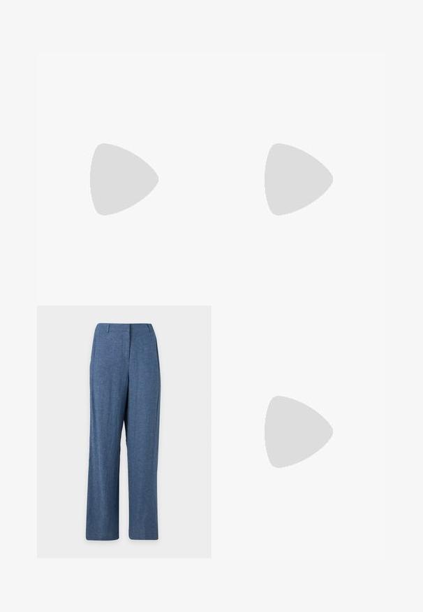 T-shirt en coton blanc avec un graphique coloré d'une grande roue et d'une montagne russe, avec le texte "PS Paul Smith" en rouge et bleu.; Pantalon bleu droit avec une taille, des passants pour ceinture et une fermeture éclair à l'avant, sur fond blanc.; Chaussure plate noire à bout pointu, en tissu transparent avec un motif à pois noirs sur un fond clair.; Sac à main en tissu tissé bleu marine avec fermoir rond, poignée courte et détail en chaîne argentée sur un fond clair uni.