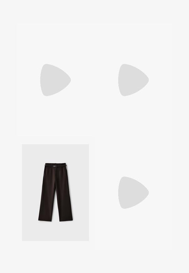 Polo en maille à manches courtes avec rayures verticales marron et rose clair et trois boutons sur le devant.; Pantalon noir à jambes larges avec ceinture noire, poches avant et taille haute, présenté sur un fond uni gris clair.; Baskets Adidas Spezial blanches et noires avec semelle en gomme, bandes noires et cache-lacets noir sur un fond clair uni.; Petit sac à main noir brillant avec deux longues anses et des détails à cordon sur les côtés sur un fond clair uni.