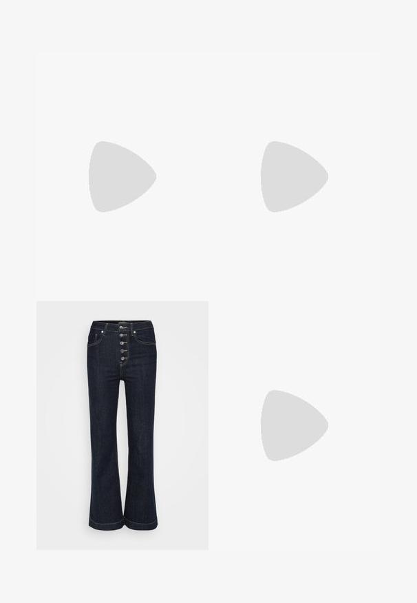 Sort kortærmet T-shirt med rund halsudskæring, der har diskrete hjerteformede rhinstenapplikationer på forsiden. Blødt, afslappet stof.; Mørkeblå højtaljede flare jeans med fem sølvknapper foran og kontrastbroderi rundt om lommer og sømme.; Sorte balletflade sko i laklæder med rundet tå, snørelukning og flad sål. Glat tekstur med få detaljer.; Sort læderhåndtaske med rund form, dekoreret med sølvnitter. Har en aftagelig rem og lynlås. Glat tekstur.