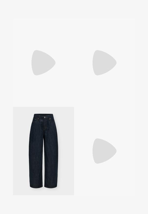 Haut en maille côtelée sans manches gris clair avec un col haut et une fermeture diagonale à boutons sur le devant côté droit.; Jean denim bleu foncé à jambes larges avec fermeture avant par bouton et zip, poches avant et arrière, et détails de coutures orange.; Ballerine en cuir noir avec un petit nœud à l'avant et une couture arrière légèrement froncée, vue de profil sur fond blanc.; Sac à main en cuir noir avec deux poignées supérieures arrondies et une poche avant légèrement incurvée, présenté sur un fond clair uni.