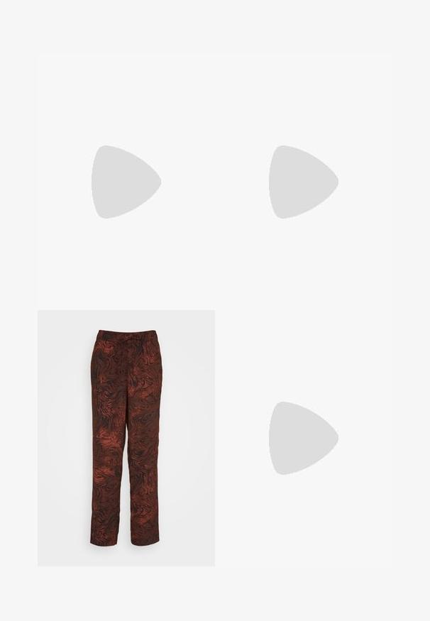 Débardeur en maille côtelée blanche avec encolure carrée festonnée et bretelles, sans manches, coupe près du corps.; Soaked in Luxury SHIRLEY PANTS - Pantalon classique - brown; Selected ASHLEY - Mules à talons - black; Collier en or à plusieurs couches avec différents styles de chaînes, y compris des maillons épais et des chaînes fines, orné de pendants circulaires et rectangulaires.