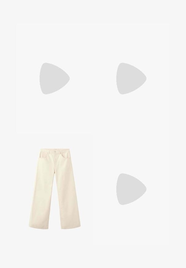 T-shirt blanc à manches courtes avec des pois noirs répartis uniformément sur le tissu, présenté à plat sur un fond blanc.; Pantalon crème à jambes larges et taille haute avec poches avant, passants pour ceinture et fermeture par bouton, présenté sur fond blanc.; Sneakers en suede noir avec trois bandes blanches, logo doré et semelle en caoutchouc marron. Présente un design à lacets à profil bas.; Sac à bandoulière en cuir marron foncé avec une seule sangle et une fermeture éclair, forme rectangulaire avec des bords arrondis sur fond blanc.