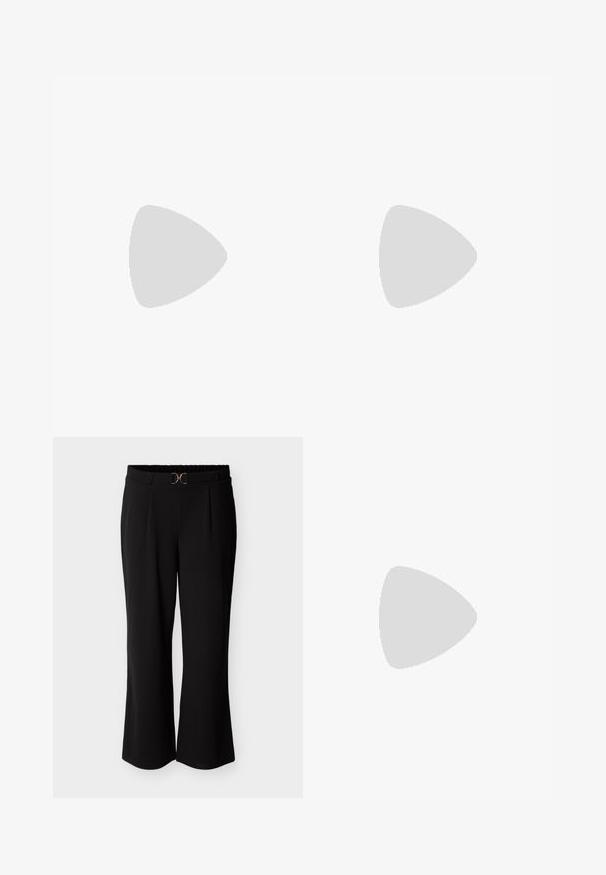 Lys beige ribbet t-shirt med korte ærmer, der har en rund halsudskæring og en afslappet pasform, lavet af blødt, struktureret stof.; Sorte bukser med afslappet pasform, der har en flad talje og en guldfarvet detalje foran. Glat stof med plisseringer.; Sorte læderslingback hæle med spids tå og blokhæl. Har et udsparingsdesign og en glat tekstur, minimalistisk og moderne.; Lille sort blank håndtaske med to lange håndtag og snøre-detaljer i siden på en ensfarvet lys baggrund.