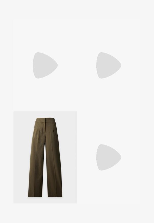 Pull sans manches à col roulé crème avec col et ourlet côtelés, présenté sur un fond clair uni.; Pantalon taille haute, jambes larges, vert olive avec plis devant et fermeture dissimulée, présenté sur un fond clair.; Chaussure slingback en cuir noir à bout pointu avec un talon bloc haut et une doublure intérieure beige sur un fond clair uni.; Pochette en cuir beige avec rabat avant et fermeture par sangle verticale, sur un fond clair uni.