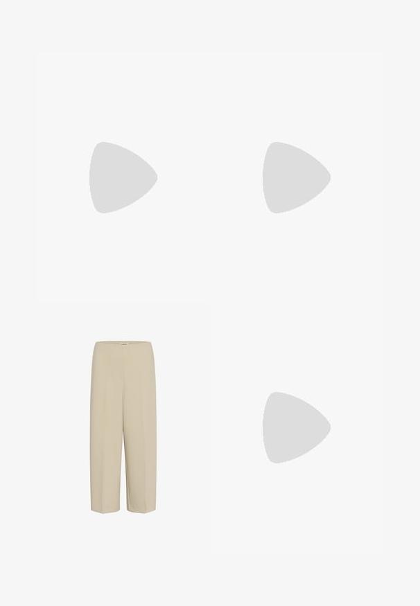 Top negro de manga larga con detalles fruncidos, cuello alto y dobladillo peplum acampanado. Fabricado con una tela texturizada y puños con volantes.; Pantalones beige de pierna ancha con cintura elástica y tela lisa. El diseño presenta una silueta limpia y minimalista sin bolsillos.; Sandalia marrón de tacón con correa en el tobillo, adornada con tachuelas alternas de perlas y piedras preciosas transparentes en tiras delgadas.; Collar cadena en tono dorado con seis placas metálicas irregulares, ovaladas y redondas martilladas, enlazadas entre sí y con cierre ajustable.
