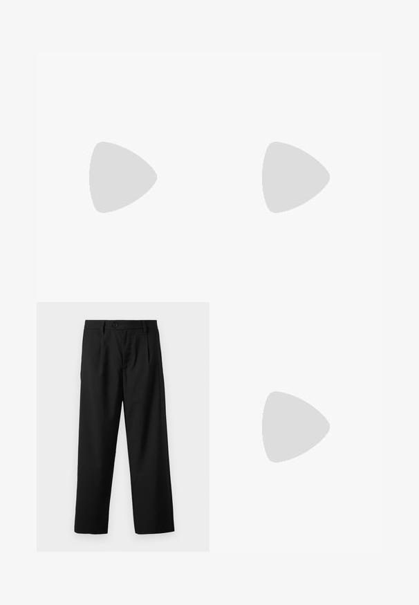 Zwarte polo met korte mouwen en een gestructureerde afwerking, drie-knoopsluiting en een klassieke kraag. Heeft een snug ribbelafwerking aan de onderkant.; Zwarte broek met een rechte snit, voorzien van een enkele knoopsluiting, twee voorzakken en een gladde, lichte stoftextuur.; Zwarte leren instappers met een ronde neus, voorzien van een gestikt ontwerp, een lage platformzool en een gestructureerde, grof rubberen buitenzool.; Zwarte leren riem met een zilveren metalen gesp, met een gladde afwerking en een klassiek ontwerp. De riem is netjes opgevouwen.