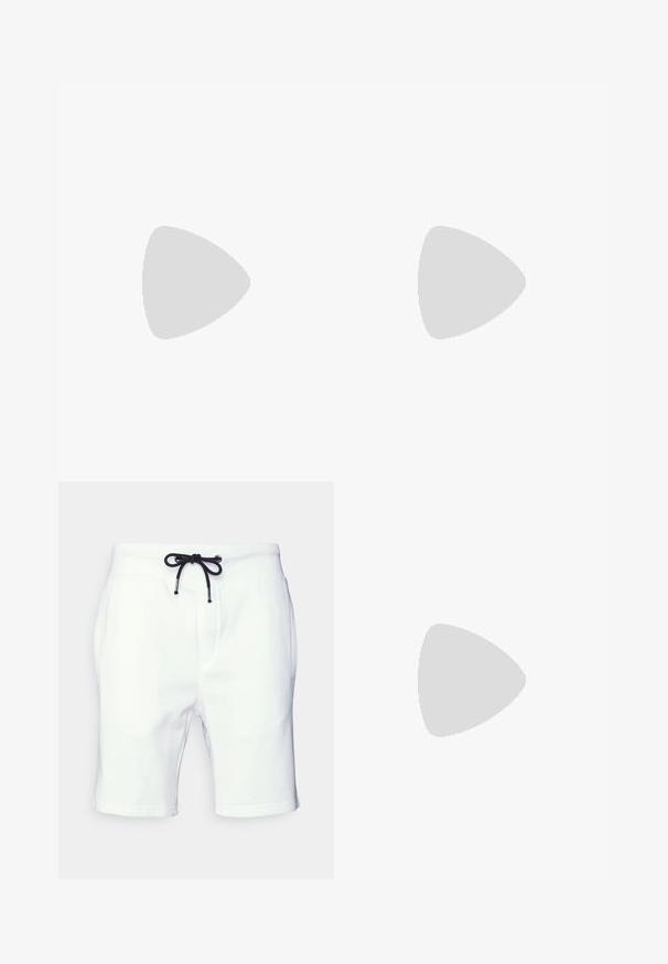 Marineblaues Poloshirt aus Baumwolle mit Kragen, der orange- und graublaue Streifen aufweist, einer Knopfleiste mit drei Knöpfen und einem kleinen bestickten Logo auf der Brust.; Weiße Sweatshorts aus Baumwolle, mit einem schwarzen Kordelzug am elastischen Bund und Seitentaschen. Glatte Textur und mittellange Beinform.; Schwarze Ledersandalen mit zwei breiten Riemen über dem Fuß, verstellbarem Fersenriemen und einer strukturierten Gummisohle für besseren Halt.; Grüner Canvas-Rucksack mit Klappdeckel, zentraler Schnalle, Kordelzugverschluss und zwei vorderen Taschen mit Knopfklappen, dargestellt vor weißem Hintergrund.