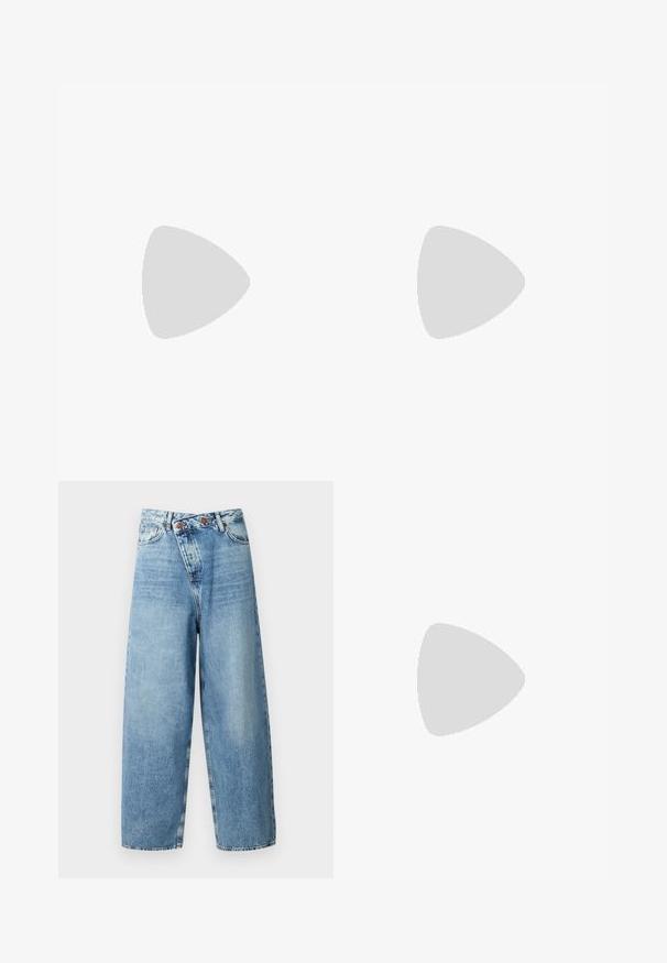 Camiseta marrón ajustada de manga corta con cuello redondo, mostrada sobre un fondo blanco.; ONLY ONLECHO WIDE UNEAVEN - Pernera ancha - medium blue denim; Bota vaquera alta de cuero marrón oscuro con patrones decorativos cosidos, punta puntiaguda y tacón de bloque apilado.; Bolso tote vegan de cuero brillante en burdeos, con una forma suave y escultórica y un asa ancha y curvada para facilitar el transporte.