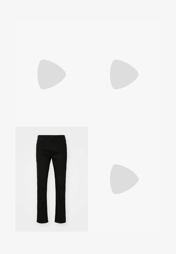 Camiseta blanca de algodón con cuello redondo, mangas cortas y un pequeño logo negro en la parte superior izquierda del pecho. Corte clásico y textura suave.; Jeans de mezclilla negra con diseño de pierna recta, estilo de cinco bolsillos y cierre de botón. Textura suave con sutilezas en los detalles de costura.; Zapatillas blancas y negras con una parte superior de cuero suave, acentos texturizados y una suela blanca gruesa. Presenta un diseño clásico de cordones.; Bolso crossbody negro de textura con patrón geométrico en relieve y correa ajustable que presenta el logotipo de la marca.