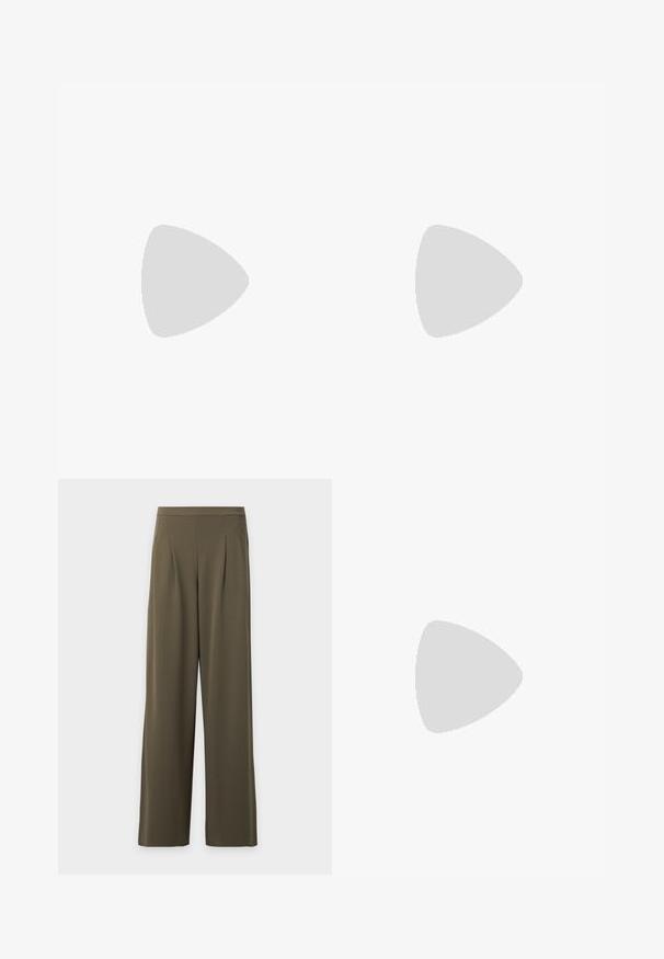 T-shirt beige en coton, à manches courtes, oversize, avec col rond et ourlet droit, sur un fond clair uni.; Pantalon kaki large à taille haute, plis devant et ourlets droits, présenté sur un fond blanc uni.; Jambes portant des leggings côtelés foncés associés à des ballerines noires avec de petits détails en nœud sur fond blanc.; Petit sac à main noir brillant avec deux longues anses et des détails à cordon sur les côtés sur un fond clair uni.