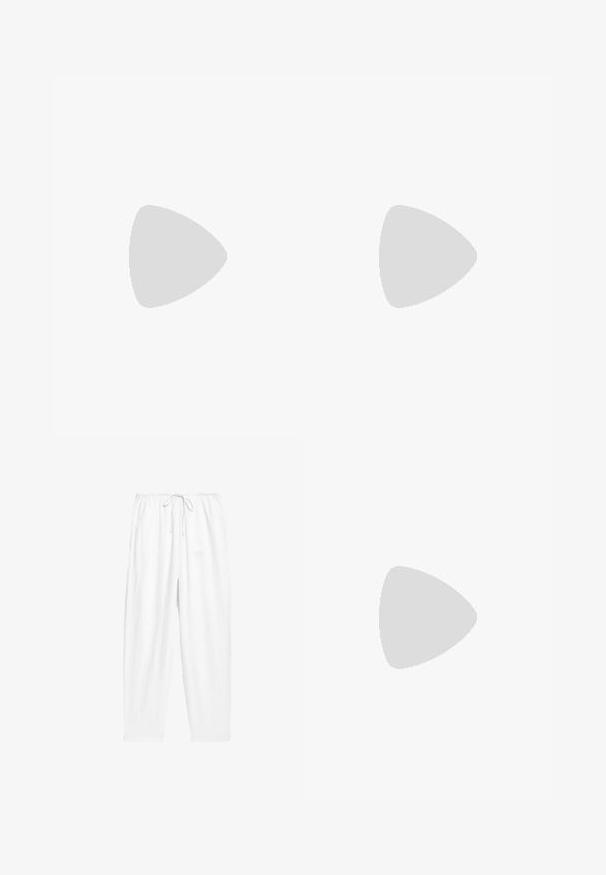 Haut noir à manches courtes avec un col rond. Tissu doux avec des accents brodés texturés sur les épaules. Coupe décontractée, sans fermetures.; Pantalons blancs amples en tissu doux. Présentent une taille élastique à cordon de serrage et des poches latérales ; design à jambe droite sans motifs.; Sandales à talons en suède noir avec deux larges brides, chacune ornée d'une grande boucle en or et d'une semelle intérieure en liège naturel avec une semelle en caoutchouc texturé.; Even&Odd Lunettes de soleil - black