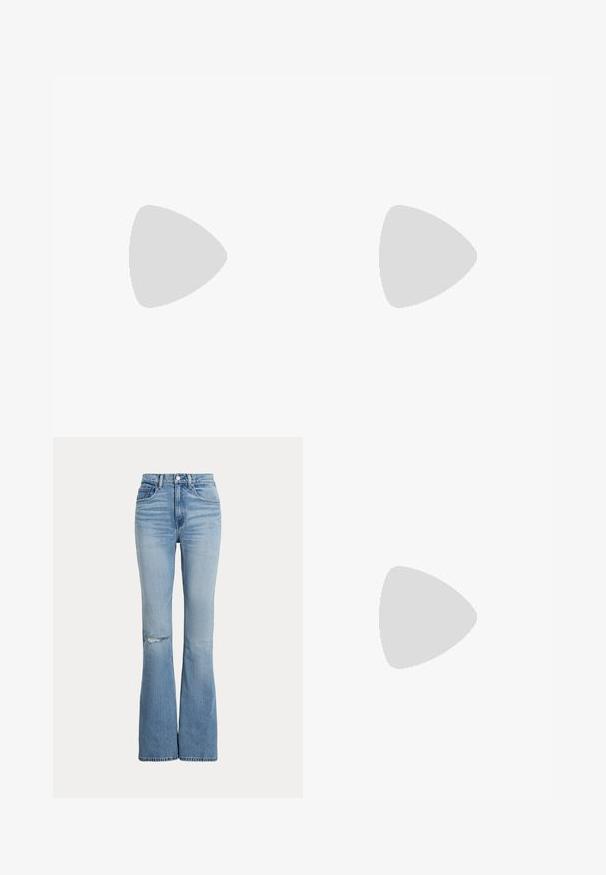Hvid tætsiddende top med bådudskæring, korte opsmøgede ærmer og et glat, blødt stof. Simpelt design uden mønstre eller udsmykninger.; Lyseblå jeans med høj talje og vidde, med forlommer, knap- og lynlåslukning og en lille rift på venstre knæ.; Sort spids kitten heel sko med ankelstropper og udskæringsdetaljer på siderne, vist på en ensfarvet lys baggrund.; Sort læderhåndtaske i halvmåneform med en justerbar skulderrem og sølvspænde i siden.