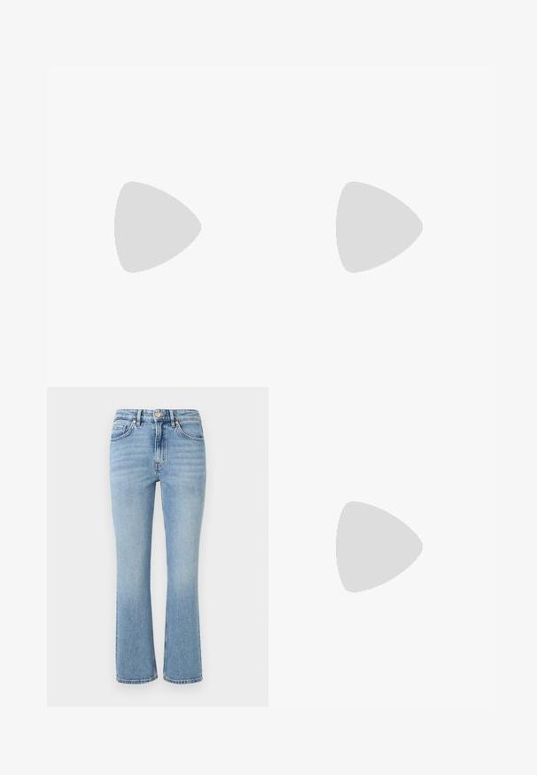 Sort kortærmet T-shirt lavet af bomuld. Har en hjerteformet hvid lap med "Hugo" i kursiv skrift på venstre brystområde.; Lys blå denim jeans med en udvidet design, høj talje, fem lommer og guld hardware. Funktioner en falmet vask og stikninger.; Sort ruskind spids tå højhælet pumpe med en slank mellemhøj stilethæl og et lavt snit på en ensfarvet baggrund.; Sort skuldertaske i læder med buet klap, guld "HUGO" logo på forsiden og enkelt justerbar strop.