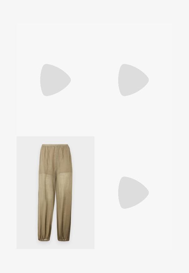 Bodysuit negro con tirantes finos, con superposición de encaje y bordes deshilachados a lo largo del escote y un panel diagonal en contraste. Textura de tela suave.; Pantalones beige de lino ligeros y holgados con cintura elástica y puños elásticos en los tobillos.; Sandalia negra de cuero para mujer con tiras finas, un lazo para el dedo del pie, hebilla en el tobillo y tacón de aguja de altura media sobre un fondo neutro.; Pequeño bolso de mano de cuero burdeos con cierre metálico plateado y correa de muñeca sobre un fondo blanco.