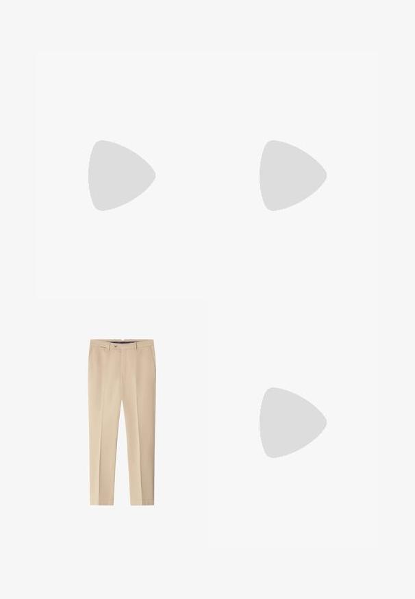 Zwarte polo met lange mouwen van zachte stof, voorzien van een spitse kraag, drie knopen en geribbelde manchetten. Gladde textuur zonder patronen.; Beige op maat gemaakte broek met riemlussen, voorste knoop- en ritssluiting en zijzakken, plat gelegd op een witte achtergrond.; Beige suède sneaker met geperforeerde details, crèmekleurige veters en een getextureerde beige zool, met een kleurcontrasterend accent op de hiel.; Donkerbruine leren riem opgerold met zilveren rechthoekige gesp op een witte achtergrond.