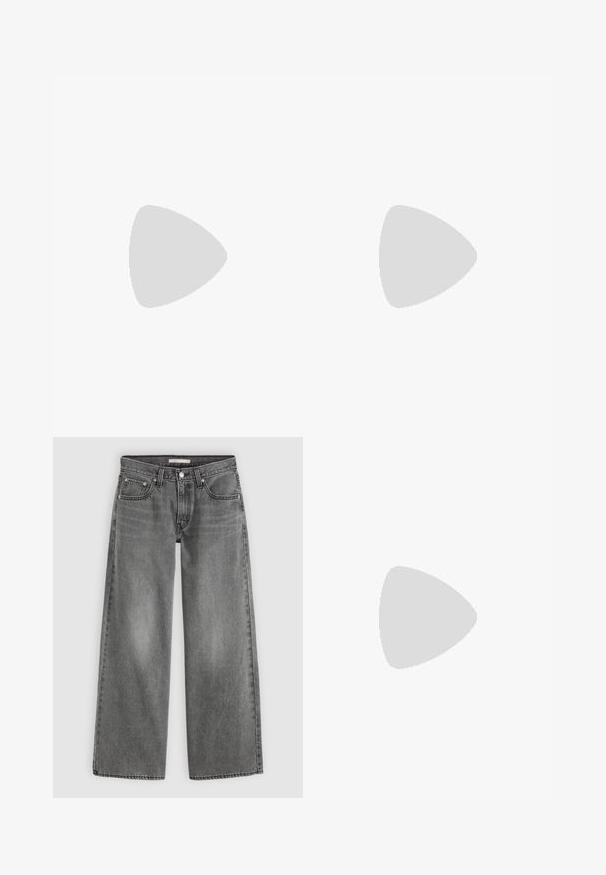 Un haut gris à manches longues en tissu léger avec une coupe décontractée, présentant un col rond et des accents à ourlet brut.; Jean gris taille haute à jambes larges avec fermeture devant par bouton et zip, deux poches avant et passants de ceinture, posé à plat sur un fond clair.; Jambes portant des leggings côtelés foncés associés à des ballerines noires avec de petits détails en nœud sur fond blanc.; Sac à main en cuir noir avec deux poignées supérieures arrondies et une poche avant légèrement incurvée, présenté sur un fond clair uni.