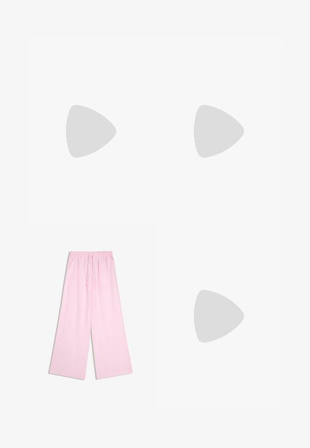 Felroze blouse met korte mouwen, brede boothals en geplooid elastisch detail in de taille, getoond op een witte achtergrond.; Lichtroze wijd uitlopende broek met elastische tailleband en trekkoord, met zijzakken, getoond op een witte achtergrond.; Zwarte lakleren sandalen met hoge hak, dunne enkelband, open teen en minimalistisch ontwerp op een effen lichte achtergrond.; Kleine zwarte glanzende handtas met twee lange hengsels en zijkant trekkoord details op een effen lichte achtergrond.