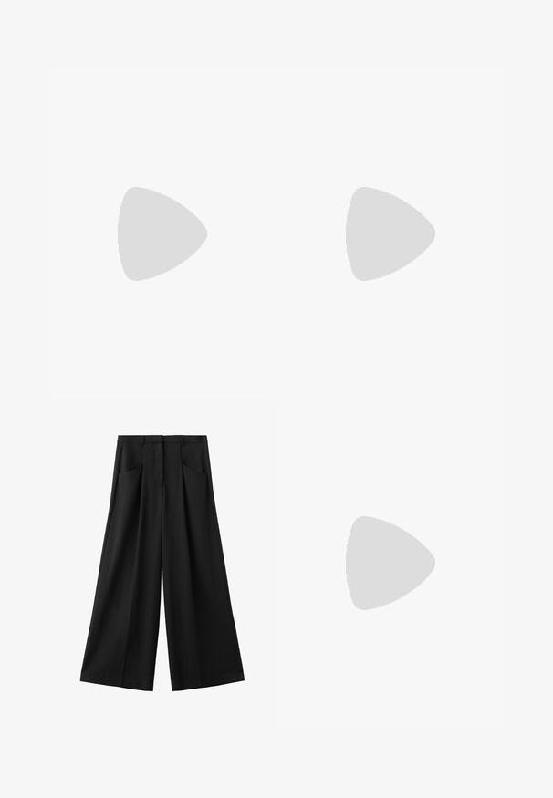 Zwarte T-shirt met korte mouwen, gemaakt van een gestructureerde stof, met een knoopsluiting aan de voorkant en een kraag. Heeft een relaxte pasvorm en een subtiel geribbeld patroon over de stof.; Zwarte broek met brede pijpen, voorzakken, riemlussen en een verborgen voorvaksluiting, getoond tegen een witte achtergrond.; Zwarte rubberen teenslipper met een gestructureerd voetbed en dunne Y-vormige bandjes op een effen witte achtergrond.; Zwarte geweven handtas met een enkele gevlochten hengsel, rechthoekige vorm en glanzend gestructureerd oppervlak.