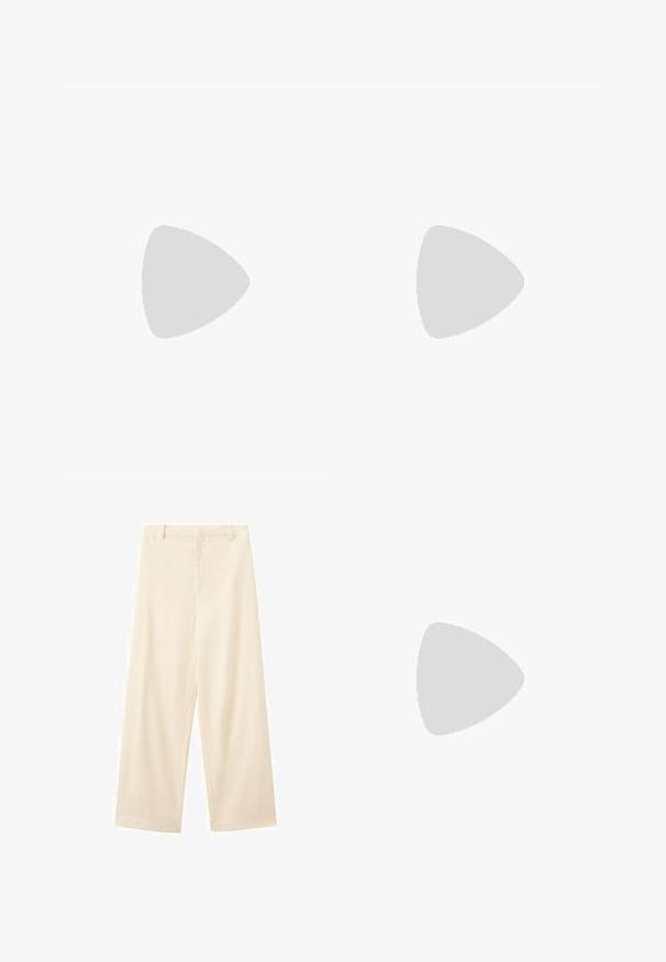 Weißes, strukturiertes Kurzarm-T-Shirt mit Rundhalsausschnitt, das eine lockere Passform bietet und keine sichtbaren Verschlüsse oder Muster aufweist.; Beige Hosen mit weitem Bein, Gürtelschlaufen, flacher Vorderseite und dezenten Nahtdetails, auf weißem Hintergrund dargestellt.; Braune, flauschige Hausschuhe im Slipper-Stil mit runder Spitze, einem Riemen über der Oberseite und einer dekorativen Schleifendekoration auf der Vorderseite. Weicher Stoff.; Braune Stoff-Schultertasche mit gerafften Seiten und langen verstellbaren Trägern, die vor weißem Hintergrund hängt.