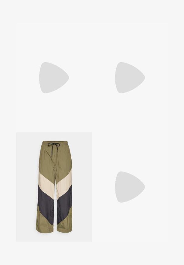Sort bomulds cropped t-shirt med rund hals, korte ærmer og en grøn label detalje ved halsudskæringen. Glat, blød tekstur.; Letvægts, farveblokerede bukser med olivengrønne, beige og marineblå chevron-mønstre. Elastisk talje med snor. Løs pasform.; Sort-hvide læderloafers med chunky såler, hvide frontpaneler, sort hjerteformet detalje og kontrastsyninger omkring kanterne.; Slanke sorte ovale solbriller med mørke linser og lige arme, hvilende på en hvid overflade.