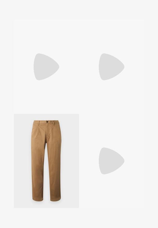 Polo shirt noir à manches longues en tissu doux, avec un col pointu, trois boutons et des poignets côtelés. Texture lisse sans motifs.; Chinos marron à jambes droites, plis à l'avant, deux poches avant et une seule poche arrière. Fabriqués dans un mélange de coton lisse.; Mocassin en cuir noir avec un détail tissé à l'avant, bout arrondi et petit talon. Texture lisse et design minimaliste.; Ceinture en cuir noir avec une grande boucle argentée de style western, enroulée sur un fond neutre.