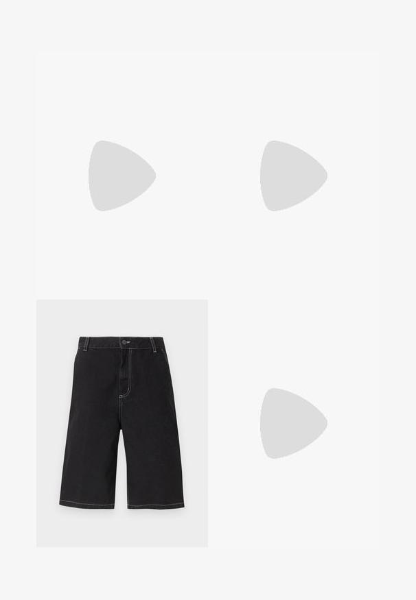 Musta pitkähihainen lyhyt T-paita, joka on valmistettu sileästä kankaasta ja jossa on pyöreä pääntie. Vasemmassa rintataskussa on pieni valkoinen logo.; Musta polvipituiset farkkushortsit valkoisilla kontrastitikkauksilla, vyölenkit, nappikiinnitys ja etutaskut yksivärisellä taustalla.; Sininen ja harmaa Puman tasainen kenkä, jossa on kolme joustavaa remmiä, teksturoitu sivupaneeli ja valkoinen Puman logo, leijuen betonilattian yläpuolella.; Musta lakattu nahkainen käsilaukku, jossa on kaksinkertaiset yläkahvat, irrotettava olkahihna, pyöreä muoto ja näyttävä kohokuvioitu "PUMA"-logo.