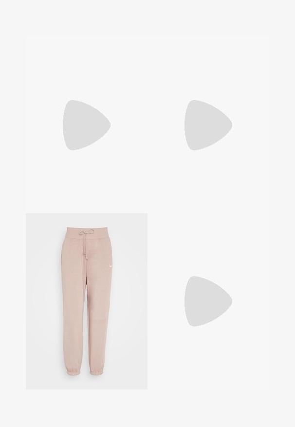 Kortærmet cropped top i blød, tekstureret stof. Lys pink farve med brune, bølgete mønstre. Fyrkantet udskæring og ribbet kant.; Nike Sportswear W PHNX FLC HR OS - Træningsbukser - diffused taupe/sail; Beige Nike Air Force 1 sneaker i lav model med snørelukning og gummisål, vist fra ydersiden på en hvid baggrund.; Lyserøde transparente solbriller med ovale linser, mørkerød toning og slanke stænger, der har en glat overflade og diskret detaljering på rammen.