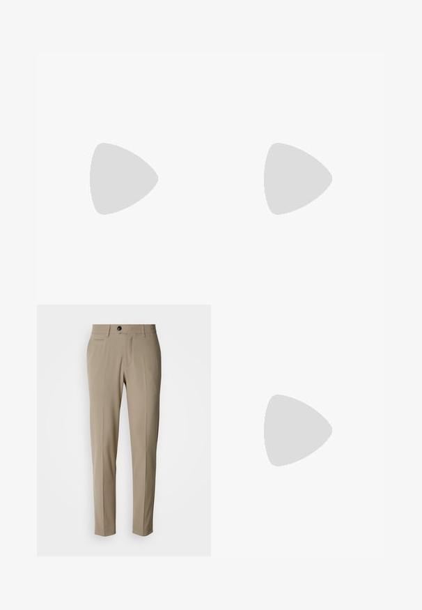 Chemise en maille bleu marine à manches courtes avec texture côtelée verticale, patte de boutonnage devant et col classique.; Pantalons beige sur mesure avec un devant plat, des poches latérales, des passants pour ceinture et une fermeture à un seul bouton noir. Texture de tissu lisse.; Mocassins noirs en cuir avec un design élégant, comportant un bout cousu et une finition lisse. La chaussure possède un talon bas et un minimum de détails.; Ceinture en cuir noir roulée avec une boucle métallique argentée rectangulaire sur un fond clair uni.