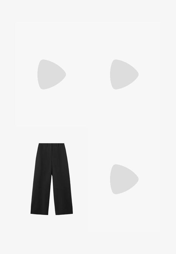T-shirt blanc à manches courtes avec des pois noirs répartis uniformément sur le tissu, présenté à plat sur un fond blanc.; Pantalon noir à jambes larges avec passants pour ceinture, poches avant et une couture descendant le long de chaque jambe.; Sneakers en suede noir avec trois bandes blanches, logo doré et semelle en caoutchouc marron. Présente un design à lacets à profil bas.; Sac à main hobo décontracté en cuir noir avec une seule bandoulière large et un détail de tirette de fermeture éclair sur fond blanc uni.