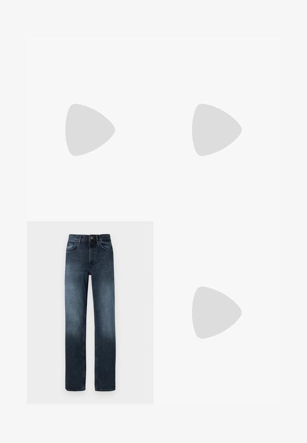 Kurzärmliges Poloshirt mit horizontalen maroonen und weißen Streifen, aus weichem Stoff mit klassischem Kragen und einer Drei-Knopf-Leiste.; Dunkelblaue Jeans aus Denim mit geradem Beinschnitt, fünf Taschen und einem Frontknopfverschluss. Mit Farbverlaufdetails nahe dem Saum.; Schwarze Ballerinas aus Lackleder mit runder Spitze, Schnürdesign und flacher Sohle. Glatte Textur mit minimaler Verzierung.; Frau trägt eine schwarz-weiß gemusterte Bluse und hält eine glänzende rote Schultertasche vor einem einfarbigen Hintergrund.