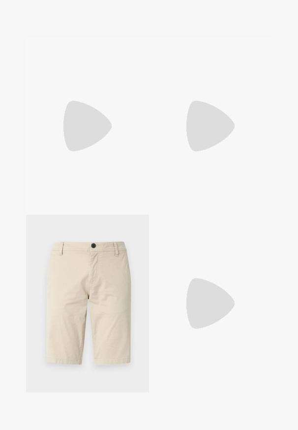 Helles blaues Polohemd mit kurzen Ärmeln aus weicher Baumwolle. Mit einer Knopfleiste mit drei Knöpfen, Kragen und besticktem Logo auf der Brust.; Beige Shorts aus leichtem Stoff mit flachem Frontdesign, einem Knopfverschluss und zwei Seitentaschen; glatte Textur.; Brauner Leder-Casual-Bootsschuh mit gewebter Zehenpartie, Schnürdetail und Gummisohle vor hellgrauem Hintergrund.; Brauner Ledergürtel mit glatter Oberfläche, ausgestattet mit einer silbernen Metallschnalle und feinen Nähten entlang der Kanten. Klassisches und robustes Design.