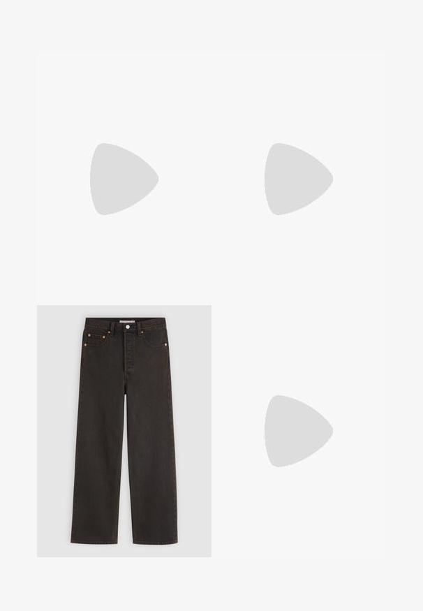 Bruine katoenen t-shirt met korte opgerolde mouwen, ronde halslijn en een losse pasvorm. Heeft een klein label op de zijnaad.; Zwarte rechtspijp denim jeans met vijf zakken en koperen klinknagels, plat weergegeven op een lichtgrijze achtergrond.; Bruine suède sneakers met drie witte strepen, rubberen zool en een tekstlabel met de tekst "Gazelle" in goud. Vetersluiting met grijze veters.; Donkerbruine suède handtas in halve maanvorm met een enkele brede riem en een gladde textuur op een witte achtergrond.