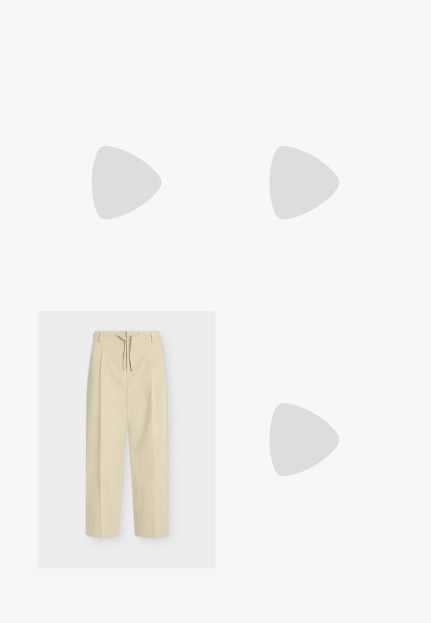 Katoenen T-shirt in off-white met een ronde hals. Heeft een klein zwart "BOSS" logo op de borst. Regular fit en korte mouwen.; Beige broek met rechte pijpen, riemlussen en een strik aan de voorkant, met een strak, op maat gemaakt ontwerp en gestructureerde stof.; Witte lage sneaker met zwarte hiel, vetersluiting, subtiele perforaties en het "BOSS" logo aan de zijkant, getoond vanuit het zijprofiel.; Witte en zwarte duffeltas met voorvak met rits en zwarte handvatten, voorzien van het merk "BOSS" op het ritsgedeelte van het voorvak.