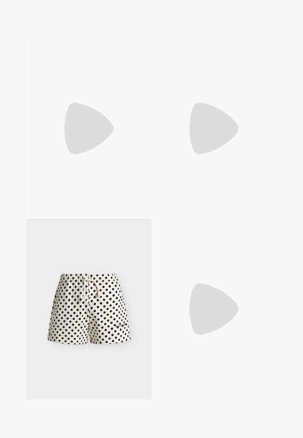 Camiseta negra de manga corta con un cuello alto, hecha de tela de algodón suave. Diseño simple sin patrones ni gráficos visibles.; Pantalones cortos blancos con lunares negros, cintura elástica con cordón blanco y un pequeño logo de texto negro en la pierna izquierda.; Zapato mule negro de piel sin cordones flotando sobre un banco de madera con hierba alta y verde al fondo.; Collar de cadena de oro con un pequeño colgante dorado en forma de letra "J" y cierre ajustable sobre fondo blanco.