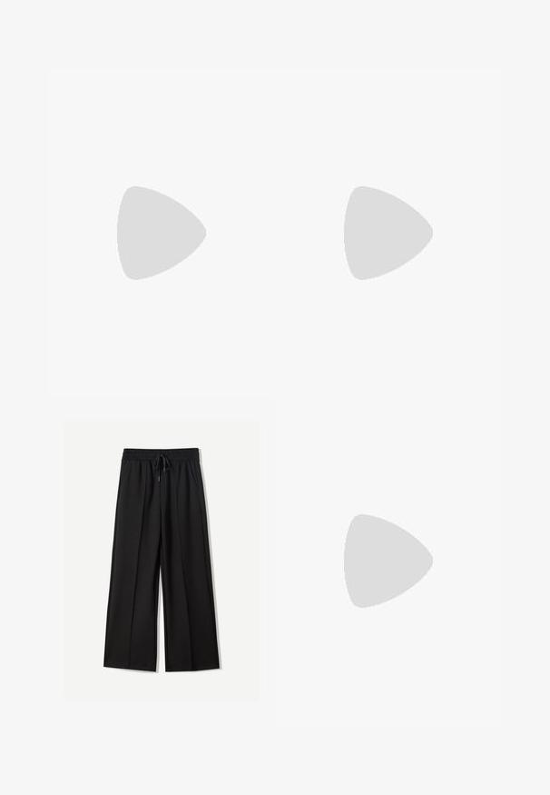 Haut noir à bretelles dénudées, à manches courtes, à coupe ajustée, texture lisse et design épuré et simple.; Pantalons larges noirs en tissu doux. Dotés d'une taille élastique avec un cordon de serrage et de deux poches latérales. Avant plat avec des plis.; Jambes portant des leggings côtelés foncés associés à des ballerines noires avec de petits détails en nœud sur fond blanc.; Petit sac à main noir brillant avec deux longues anses et des détails à cordon sur les côtés sur un fond clair uni.